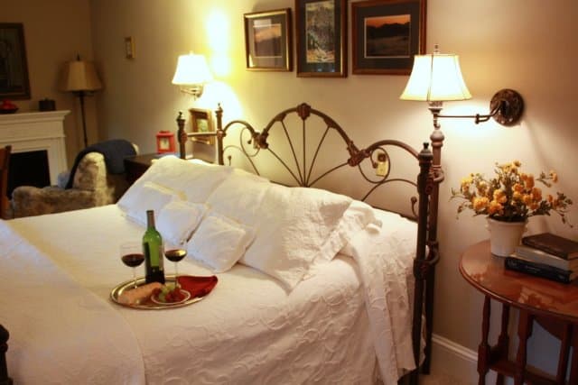 Third floor peace and quiet will soothe you in this beautiful room. Third floor peace and quiet will soothe you in this beautiful room.